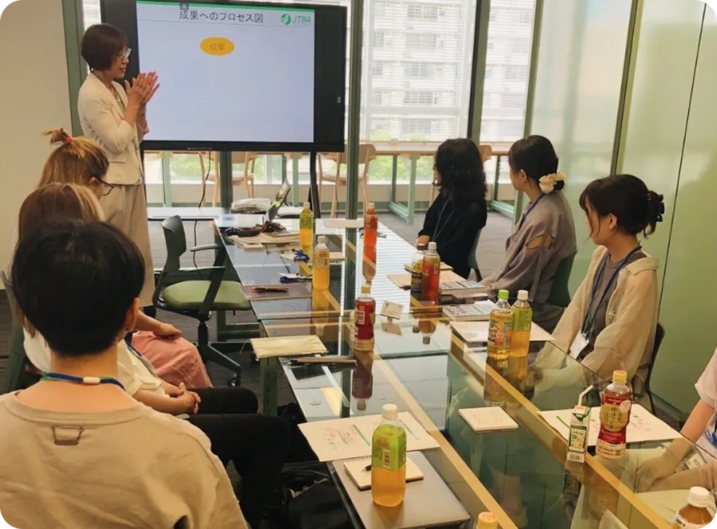 講師と受講者の距離が近く、対話が行われている少人数研修の様子